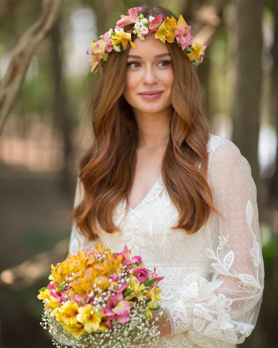 Para a cerimónia religiosa, a atriz usou um vestido com muita renda e tule, assinado pelo estilista Sandro Barros. Completou com cabelo solto e coroa de flores.