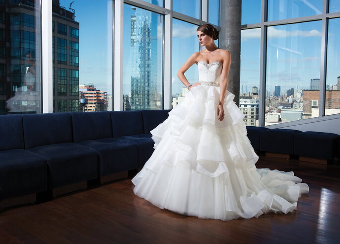 Photo: <a href="http://www.justinalexanderbridal.com/?utm_source=Zankyou&utm_medium=website%20takeover&utm_campaign=Zankyou%20week%20takeover" target="_blank">Justin Alexander</a>