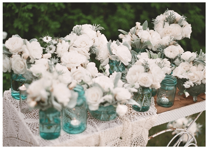 Pode usar garrafas de cristal azul ou frascos e enche-los com flores ou outros materiais de decoração.