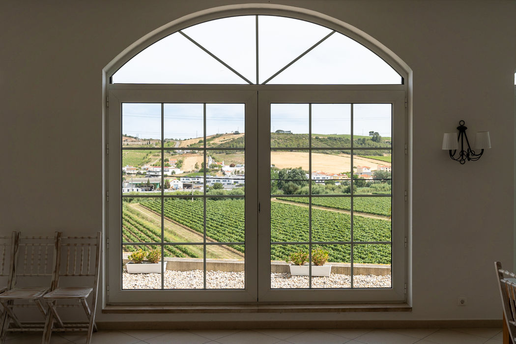 Janelas amplas com vista para o exterior da Quinta do Palhas