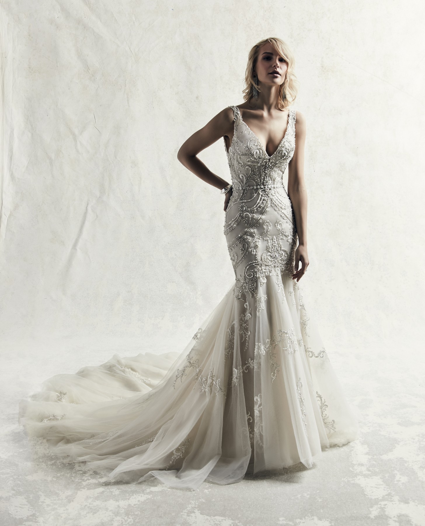 Uma fusão magnífica entre a sofisticação e o glamour: assim pode ser caracterizado este vestido de noiva fit-and-flare. 