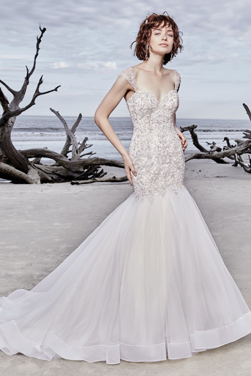 <a href="https://www.maggiesottero.com/sottero-and-midgley/jefferson/11543">Maggie Sottero</a>
Deslumbrantes detalhes de renda rebordados com contas e cristais Swarovski, valsam sobre o corpete deste vestido de noiva, finalizando o decote coração.