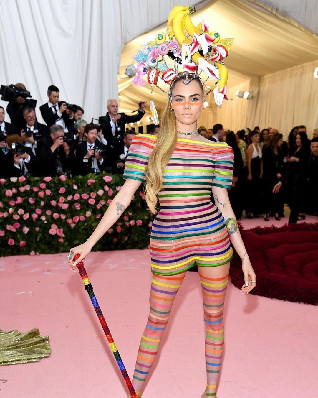Cara Delevingne vestida por Dior. Foto via IG @fashiontomax