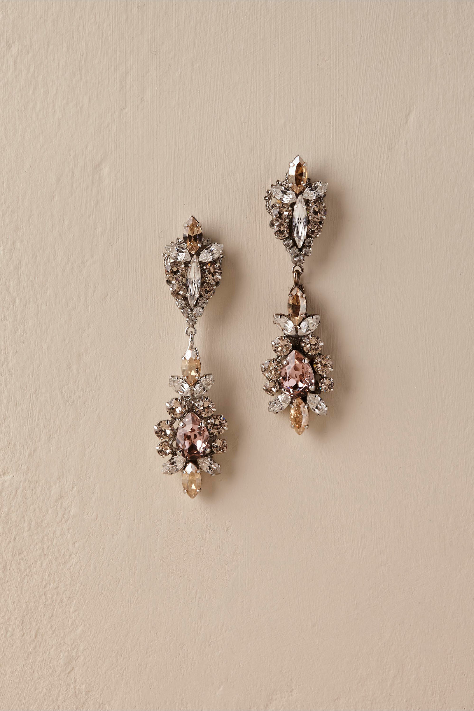 Créditos: La Rosa Earrings, Bhldn