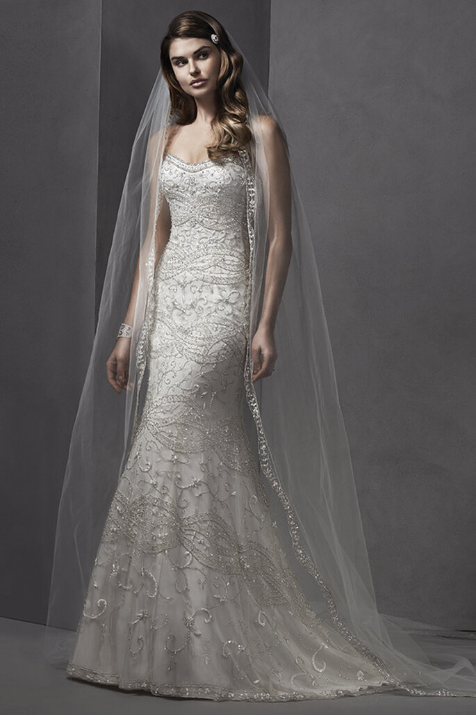 Vestido de noiva com cristais Swarovski, bordados e decote redondo que lhe darão um estilo muito romântico. Acabamento com coberta de botões de cristal sobre o zíper e o espartilho interior. também disponível com véu de tule bordado.
<a href="http://www.sotteroandmidgley.com/dress.aspx?style=5ST119" target="_blank">Sottero and Midgley Spring 2015</a>