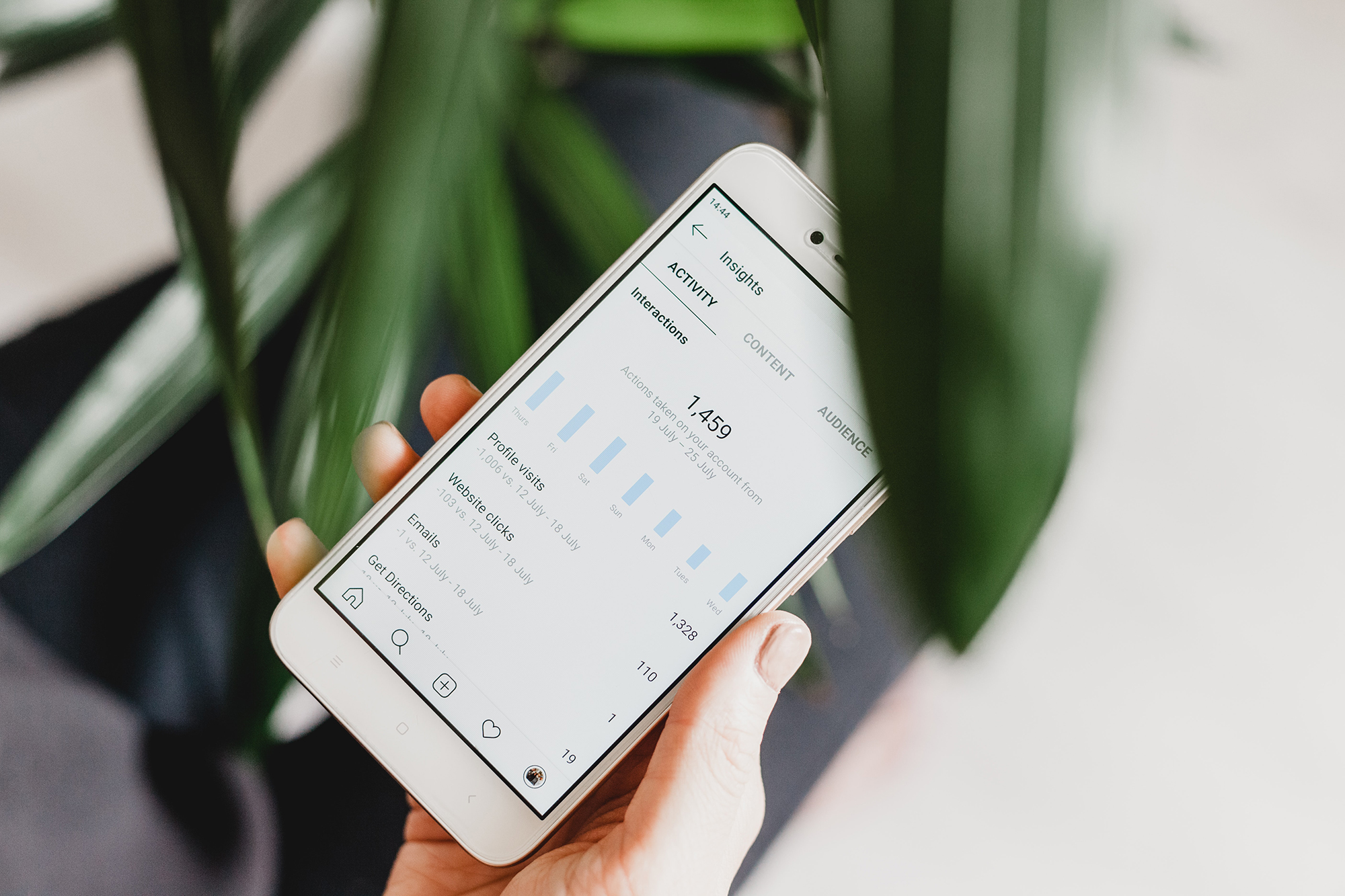 pessoa a usar um android smartphone