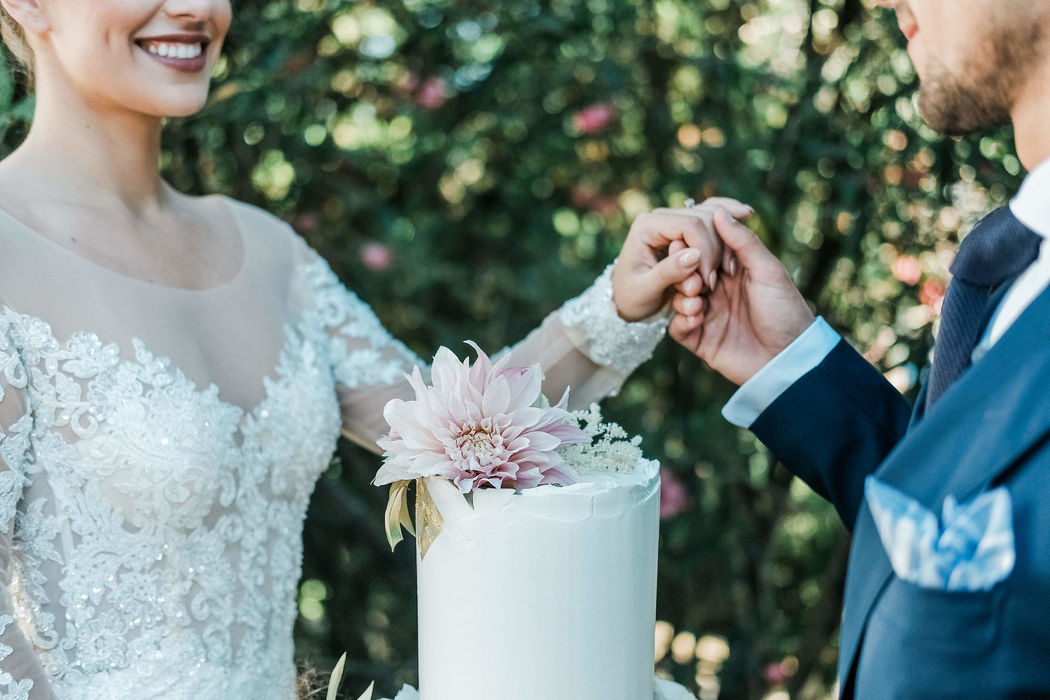 noivos com o seu bolo de casamento