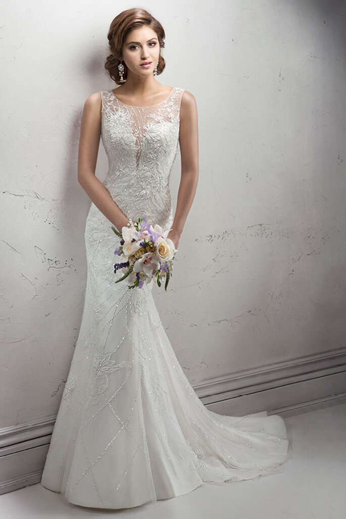 Simplesmente elegante esta renda bordada em tule suave acentuado por profundos decotes ilusão frontal e nas costas. Fechamento com botões forrados sobre zíper e elástico interior.
<a href="http://www.sotteroandmidgley.com/dress.aspx?style=4SN002" target="_blank">Sottero & Midgley Platinum 2015</a>