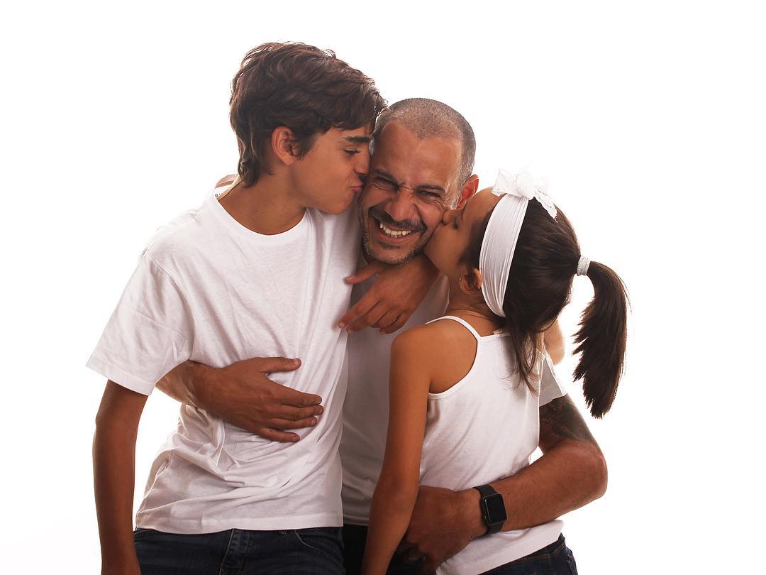 «O que é ser pai? É amar um ser mais que a si mesmo e ultrapassar qualquer barreira para proteger os filhos. Feliz dia do Pai!» | Foto reprodução Instagram @madjer_official