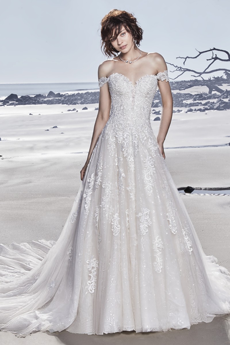 <a href="https://www.maggiesottero.com/sottero-and-midgley/glenn/11536">Maggie Sottero</a>
Este dramático vestido de casamento estilo princesa apresenta camadas com motivos de rendas, tule de lantejoulas e tule texturizado, além de pérolas ao longo do corpete.