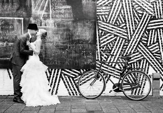 «É uma foto irreverente com um estilo urbano. Desafia o estilo "glamour", comum em fotografia de casamento. Gosto particularmente da atitude descontraída dos noivos e das texturas contrastantes no background, onde se pode ler "Hard to find, Easy to Love". Revela o lado alternativo de Amesterdão em contraste com um elemento classico, a icónica bicicleta.»
www.sweetlemonade.nl