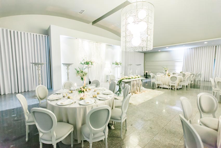 sala de casamento em tons brancos