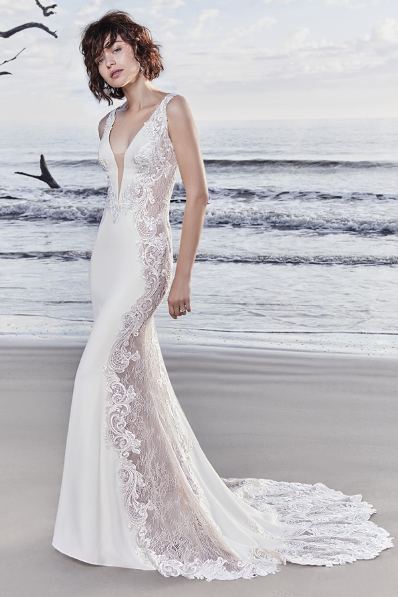 <a href="https://www.maggiesottero.com/sottero-and-midgley/bradford-rose/11522">Maggie Sottero</a>

Alças elegantes completam o decote ilusão. A peça é forrada com Jersey Inessa para criar um look delicado.