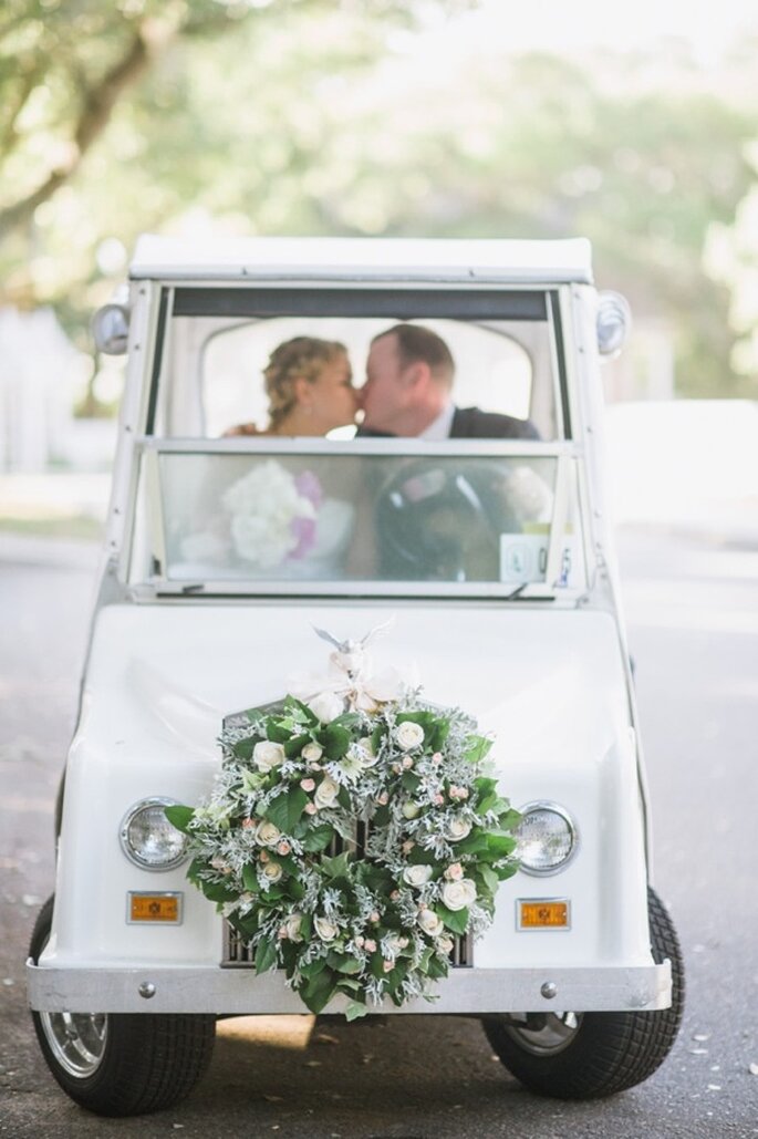 Decoraciones originales para el coche de los novios - Foto Caroline Lima