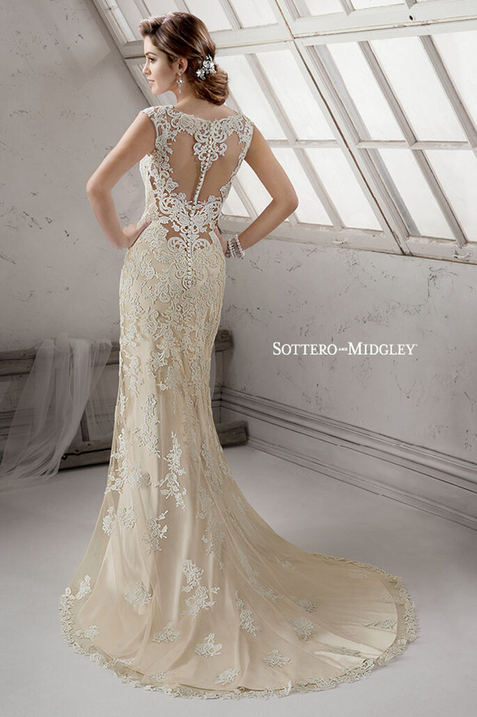 Surpreendente vestido de renda bordada com paetês sobre um slip dress de cetim Valentina. Delicados decotes ilusão frontal e nas costas. Fechamento com botões forrados sobre zíper.
<a href="http://www.sotteroandmidgley.com/dress.aspx?style=4SS010" target="_blank">Sottero & Midgley Platinum 2015</a>