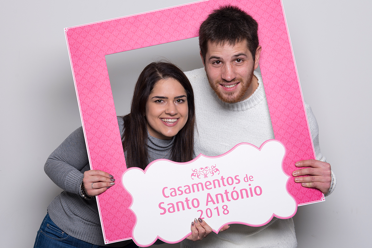 <p><b>Inês Ribeiro &amp; Vasco Carvalho</b><p>Carnide<p>Inês tem 22 anos e é Administrativa; Vasco tem 27 anos e é Talhante. Vão ter um casamento católico.<p>Sobre o seu relacionamento, dizem existir "união, amor e companheirismo".