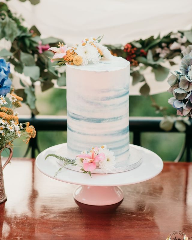 Os bolos de casamento simples são um charme, sobretudo quando lhes dão um toque de cor | Créditos: Açúcar À La Carte