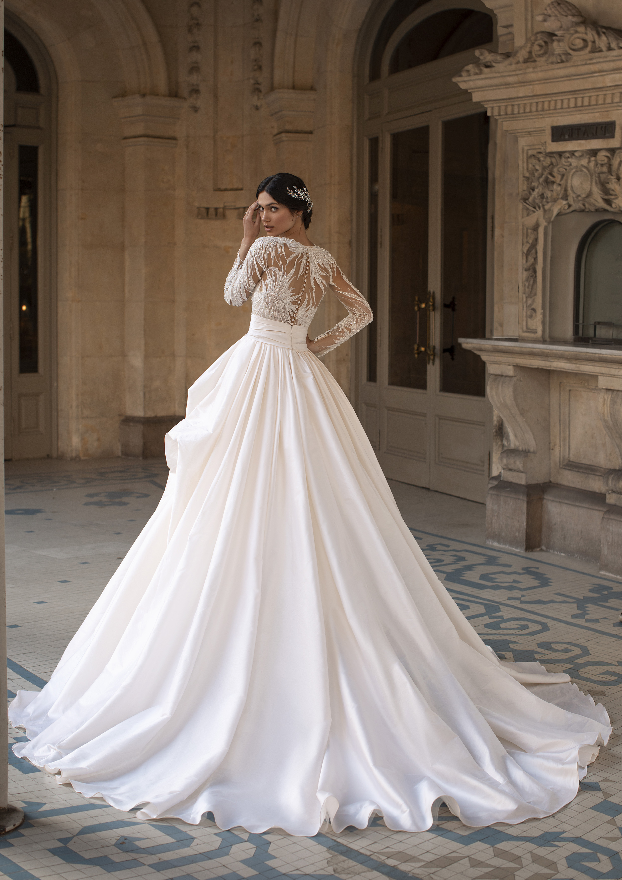 Maravilhoso vestido de noiva corte princesa com saia em micado e corpo com transparências e bordados, também nas mangas compridas | Modelo Blondell da coleção Pronovias Privée 2021
