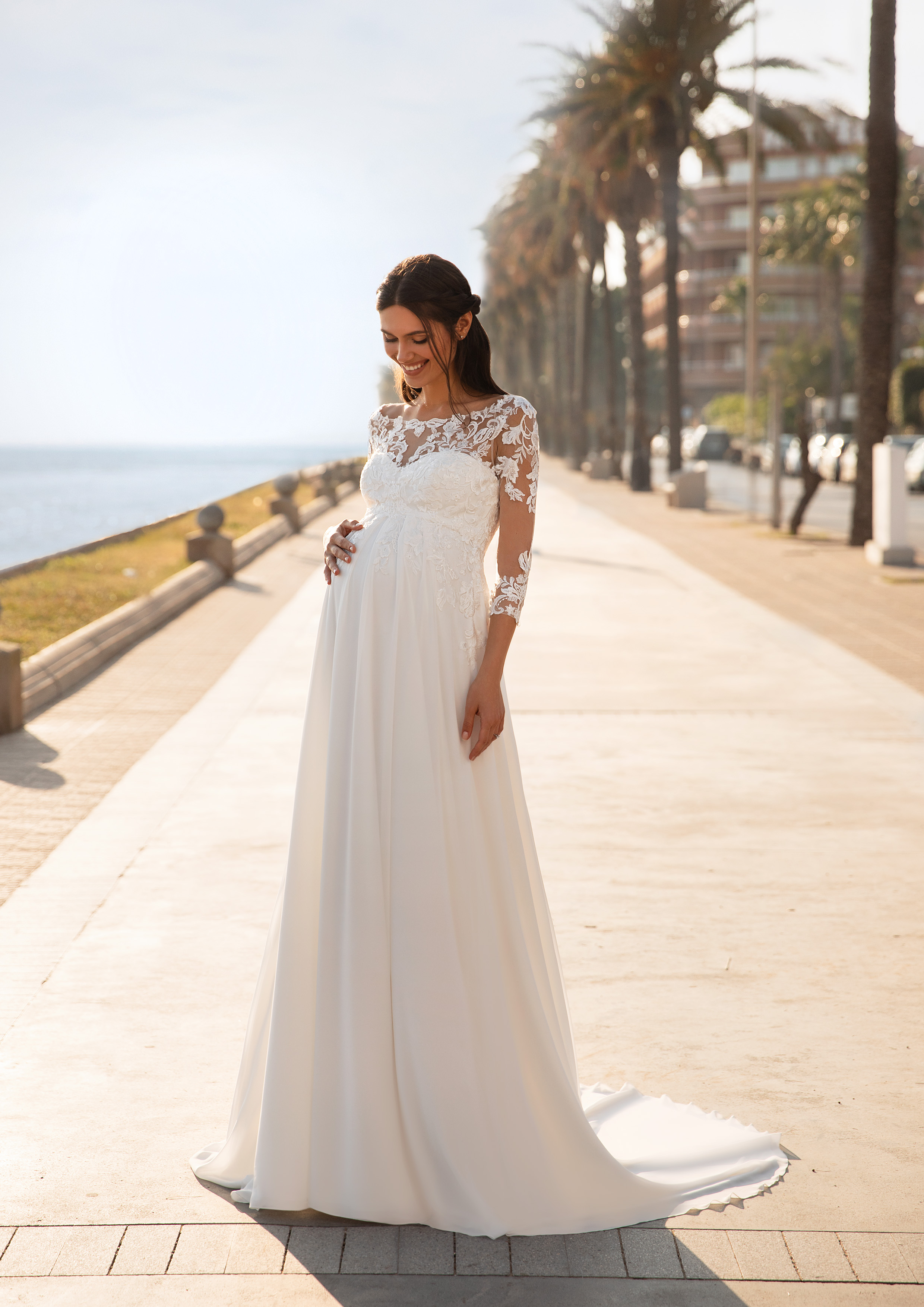 Vestido de noiva da linha maternidade com decote coração sobreposição em tule transparente com aplicações florais de decote barco e manga comprida | Modelo Lucky Star da coleção Cápsula Maternidade Pronovias 2021 Cruise Collection