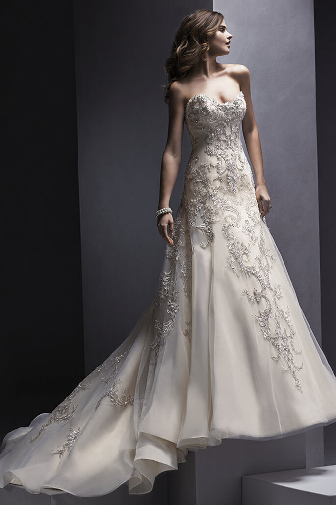 Vestido de noiva romântico com aplicações de renda que realçam a silhueta. De alças e decote coração, com acabamento em coberta de botões sobre o zipper e o espartilho interior.
<a href="http://www.sotteroandmidgley.com/dress.aspx?style=5SR133" target="_blank">Sottero and Midgley Spring 2015</a>