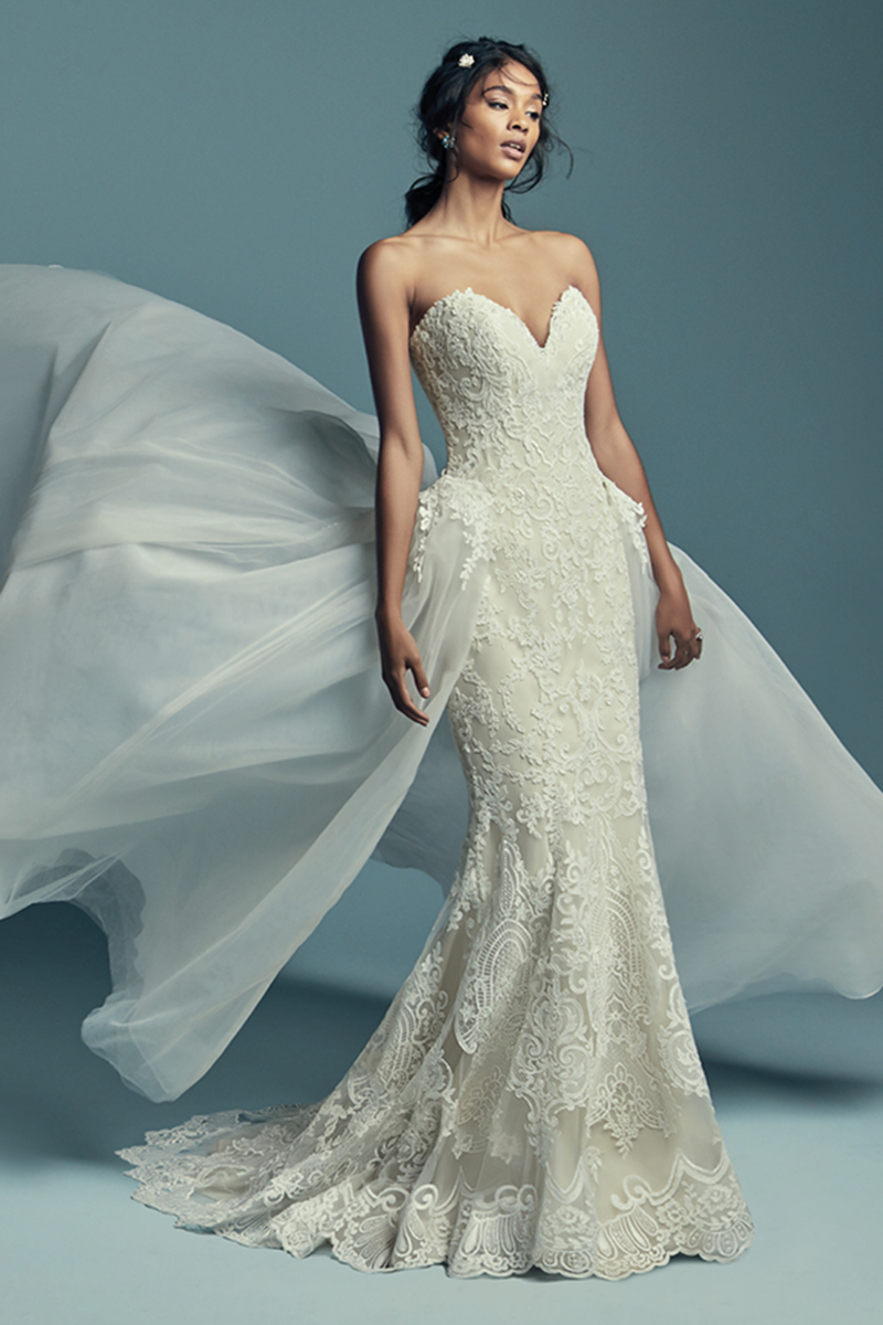 <a href="https://www.maggiesottero.com/maggie-sottero/stephanie/11435">Maggie Sottero</a>


Elegante e romântico: este vestido de noiva fit-and-flare, com decote em forma de coração sem alças. Terminado com botões cobertos sobre fecho. Cauda de tule removível com pormenores de renda vendida separadamente. 
