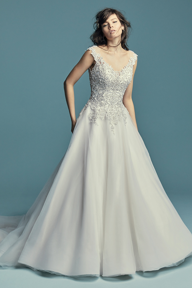 <a href="https://www.maggiesottero.com/maggie-sottero/eden/11469">Maggie Sottero</a>
Este vestido de noiva com corte de princesa, bordado com renda é realçado com cristais Swarovski. Decote em U. Terminado com um espartilho interior e fecho