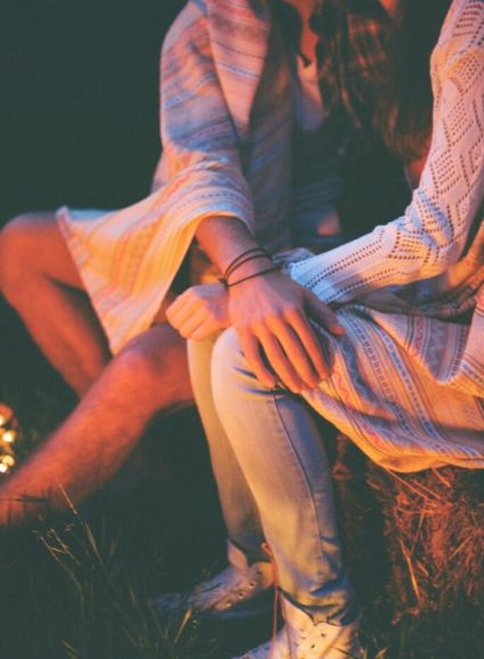 Confidências à volta da fogueira. Foto: Bell Studio.