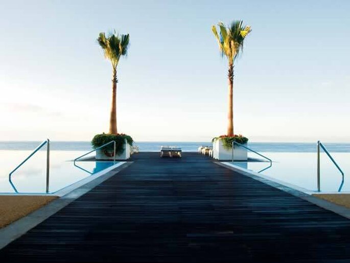 Piscina com um altar a dividir. Foto Vidamar Resorts