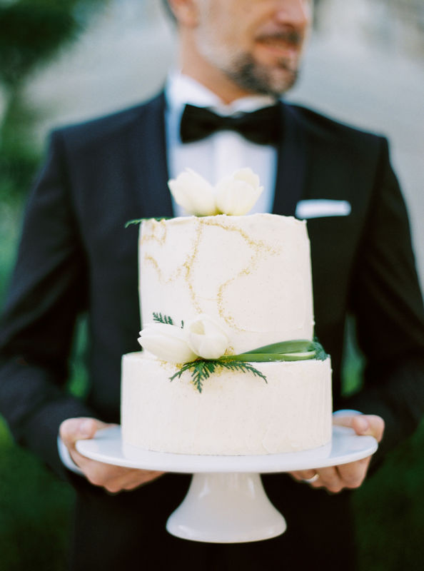 São os detalhes que podem fazer a diferença nos bolos de casamento simples | Créditos: Bakewell |  Foto: Passionate