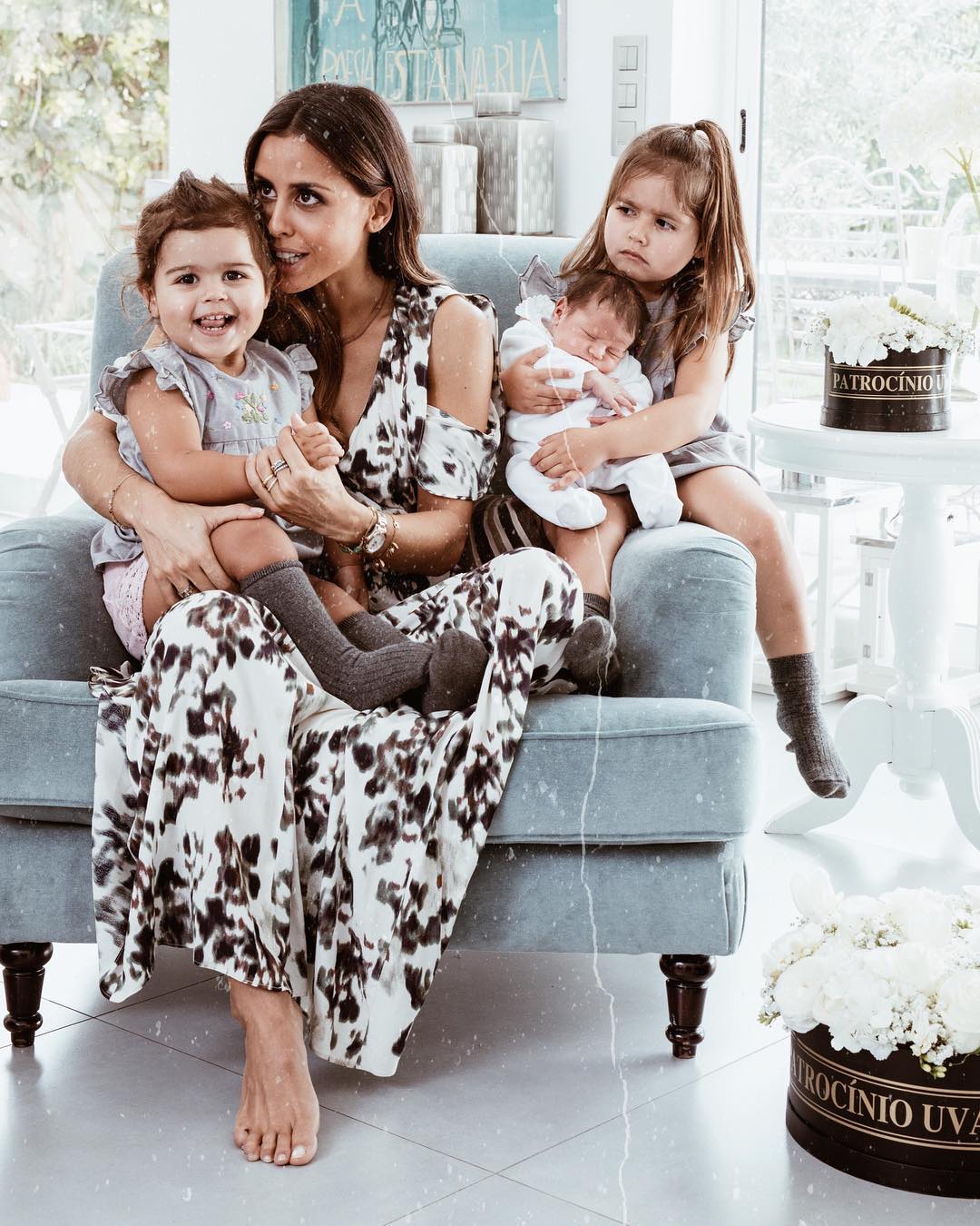 A bebé veio juntar-se a Diana, de quatro anos, e Frederica, de dois. | Foto via Instagram @carolinapatrocinio