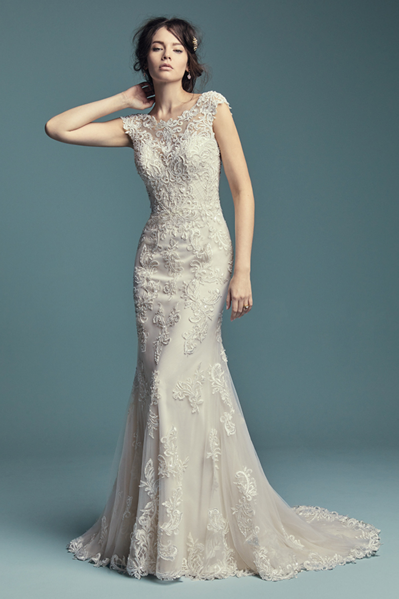 <a href="https://www.maggiesottero.com/maggie-sottero/rosanna/11504">Maggie Sottero</a>
Este maravilhoso vestido de noiva confencionado com renda e realçado pelos cristais Swarovski sobre tule, criam um efeito de decote barco e costas com efeito ilusão e forma de U. Terminado com botões de cristal sobre um fecho.