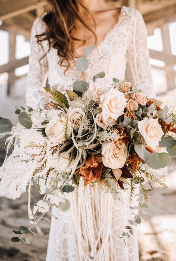 O estilo boho também combina com bouquets de noiva compostos por rosas | Créditos: Dear Pearl Flowers