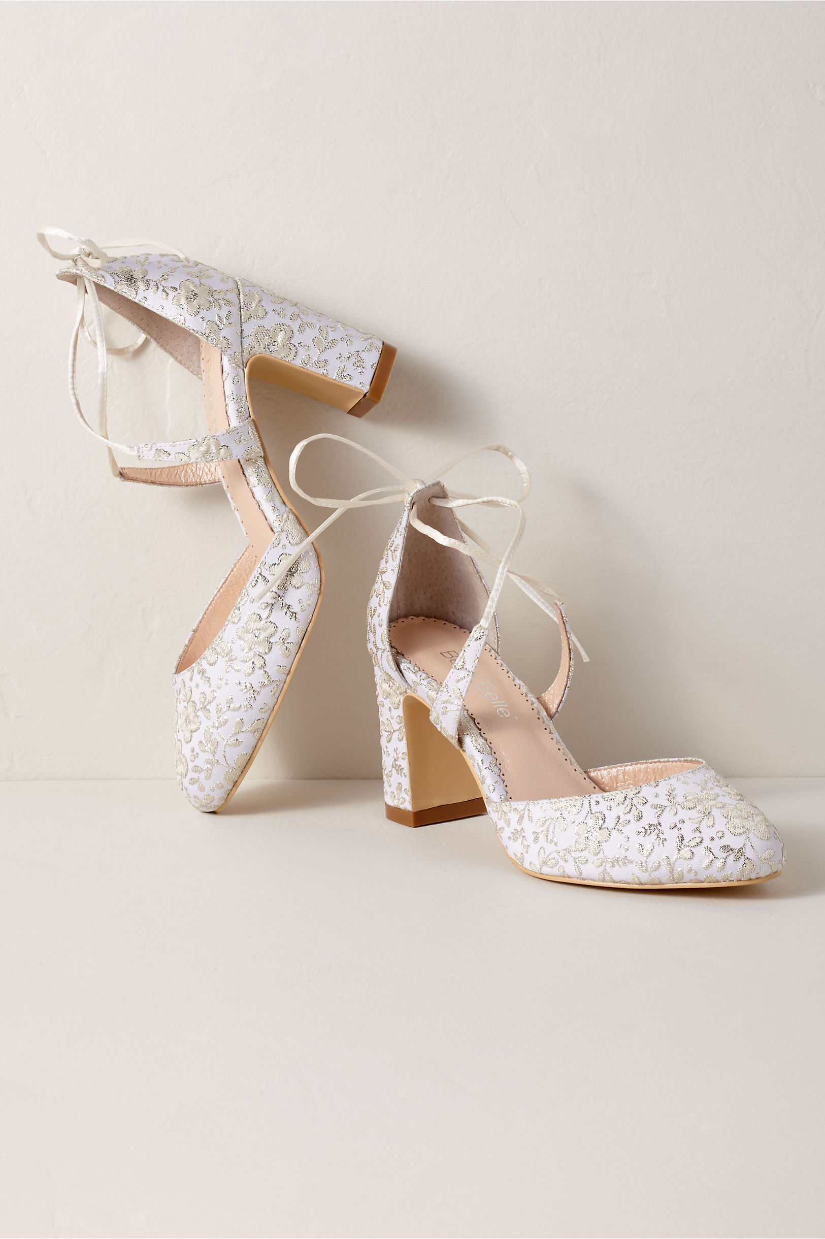 Créditos: Sadie Block Heels, Bhldn