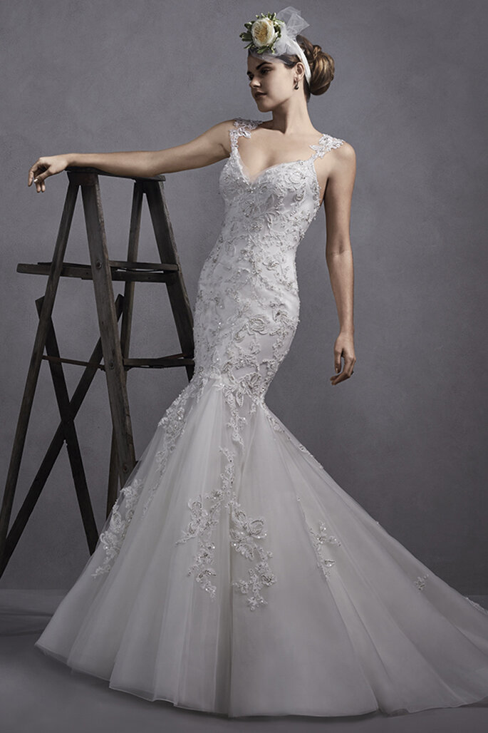 Vestido de noiva romântico com renda bordada e enfeites. Decote coração e alças de renda, com acabamento e coberta de botões sobre o zíper e o fechamento em espartilho interior.
<a href="http://www.sotteroandmidgley.com/dress.aspx?style=5SW141" target="_blank">Sottero and Midgley Spring 2015</a>