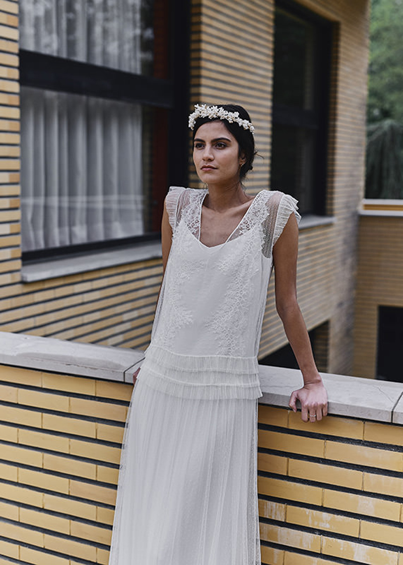 Sur-robe Tracy, sous-robe Drieu & couronne Mimoki. Créditos: Laure de Sagazan