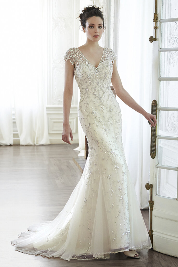 Vestido de noiva com tule e cristais de Swarovski em forma de cascata pela parte superior. Um modelo romântico de noiva com acabamento em botões de pérolas sobre o fecho elástico interior.
<a href="http://www.maggiesottero.com/dress.aspx?style=5MT129" target="_blank">Maggie Sottero Spring 2015</a>
