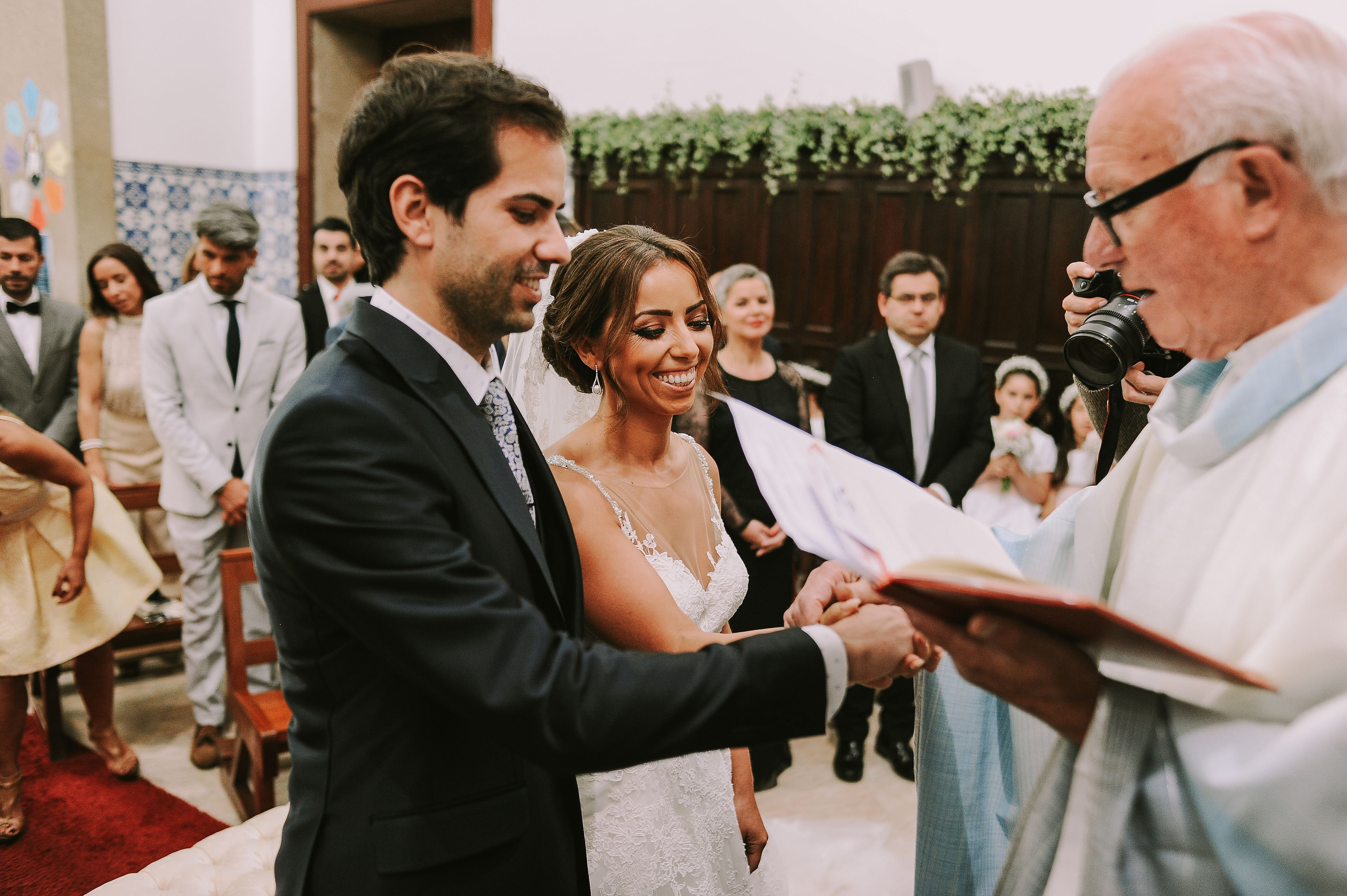 leituras de casamento católico: noivos no altar com o padre e o seu responso