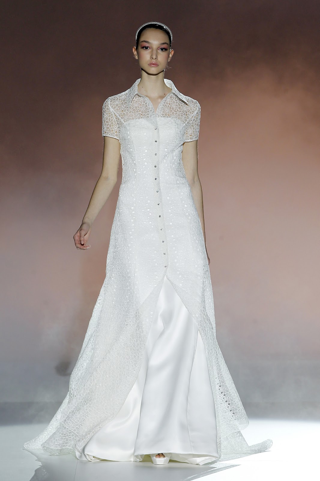 Foto: Ugo Camera / BARCELONA BRIDAL WEEK

<a href="http://zankyou.9nl.de/k3g6">Descubra a nova colecção 2015 de Rosa Clará</a>