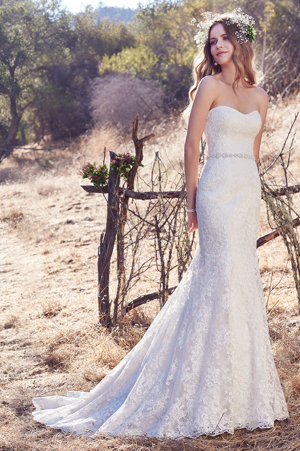 Acabamentos de renda deslumbrantes conferem um glamour a este vestido sem alças com um decote em forma de U. Apresenta, ainda, uma cinta no seu interior para realçar a figura da noiva. Terminado com botões. Cinto bordado com um laço pode ser vendido separadamente.