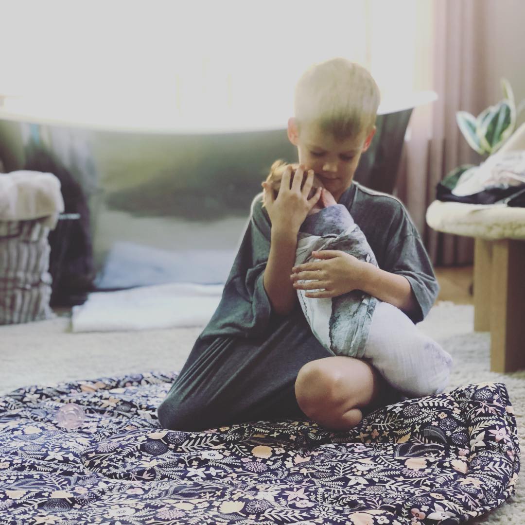 Hilary já é mãe de um menino, o pequeno Luca Cruz, de seis anos, fruto do seu casamento com Mike Comrie.
| Foto via Instagram @hilaryduff