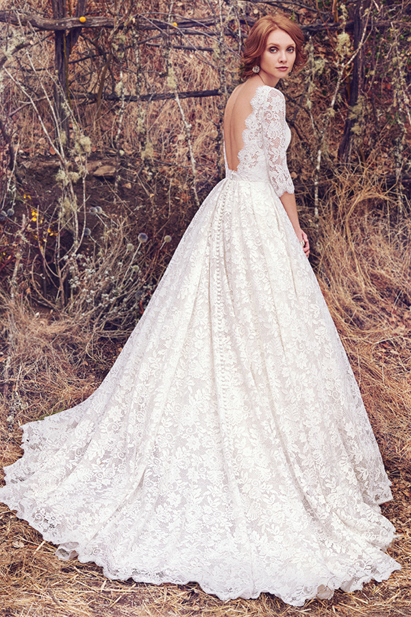Este deslumbrante e elegante vestido de noiva é confeccionado totalmente com renda, decote em forma de barco e costas em forma de quadrado. Um glamour que nos remonta para as inpsirações mais vintage. Um vestido que exibe, ainda, bolsos na cintura e com acabamentos de botões