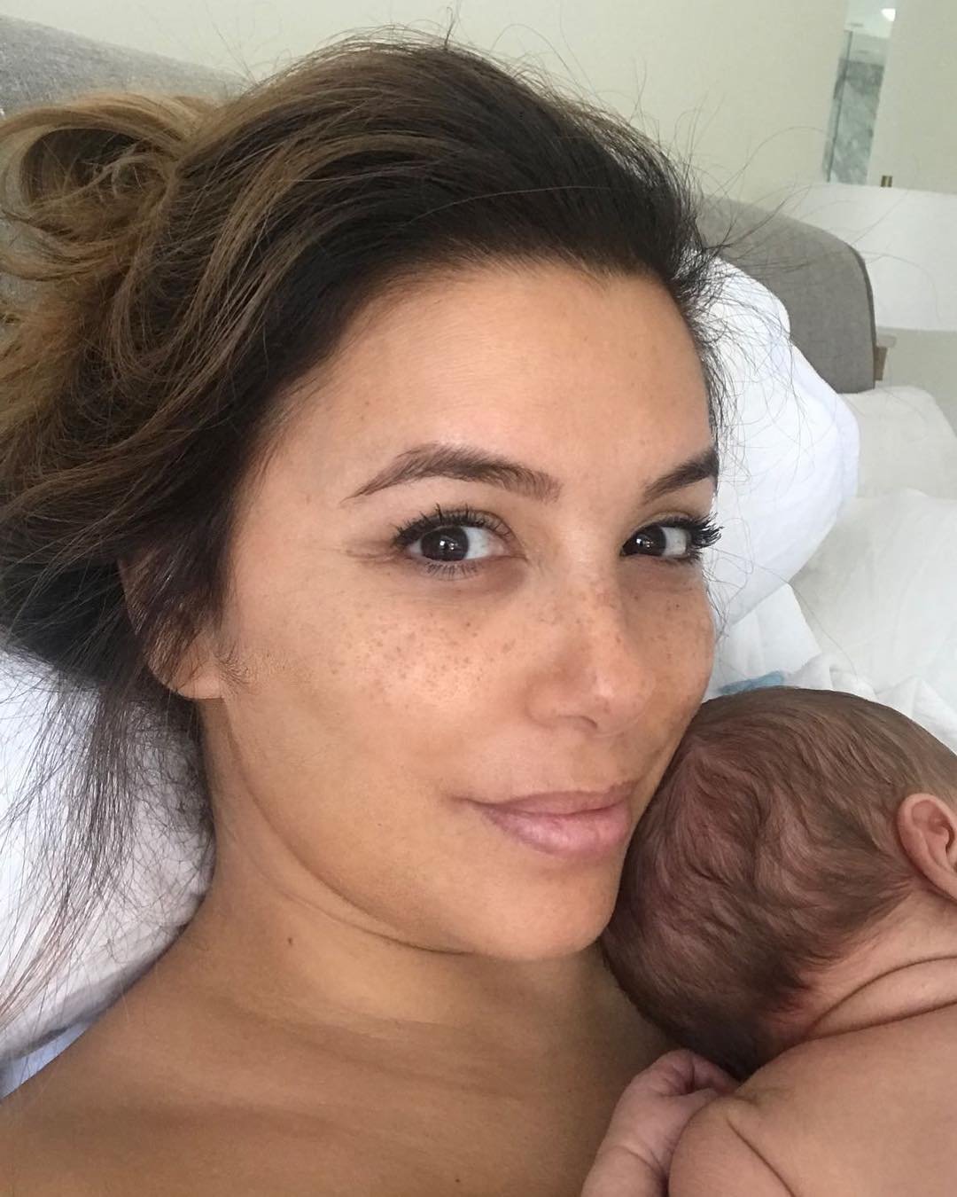Eva Longoria foi mãe pela primeira vez aos 43 anos de idade. | Foto via Instagram @evalongoria
