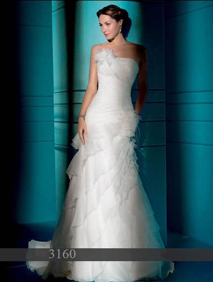 Robe de mariée Demetrios 2011 : Organza - Lacets dans le dos - Fleur sur le bustier