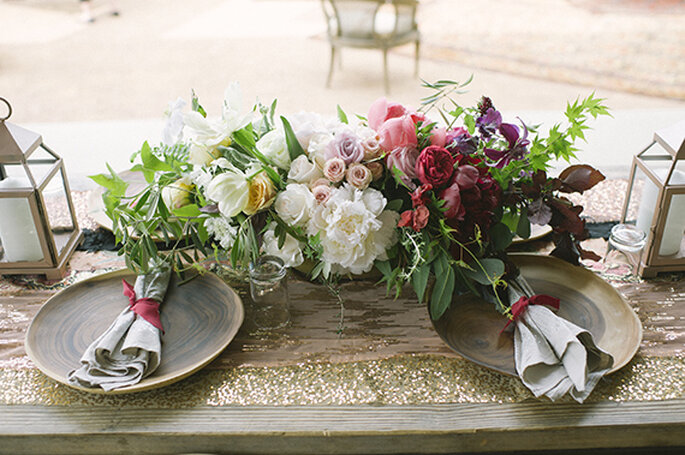 Centros de mesa com flores com cores neutras e intensas - Foto Brooke Schwab