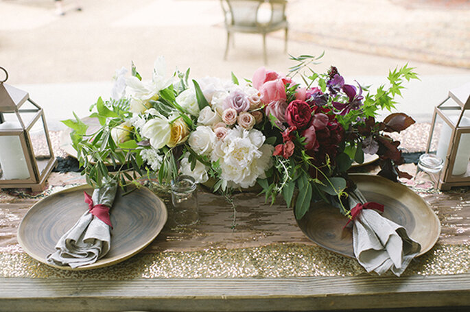 Centros de mesa com flores com cores neutras e intensas - Foto Brooke Schwab Centros de mesa com flores com cores neutras e intensas - Foto Brooke Schwab