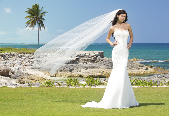 Photo: <a href="http://www.justinalexanderbridal.com/?utm_source=Zankyou&utm_medium=website%20takeover&utm_campaign=Zankyou%20week%20takeover" target="_blank">Justin Alexander</a>