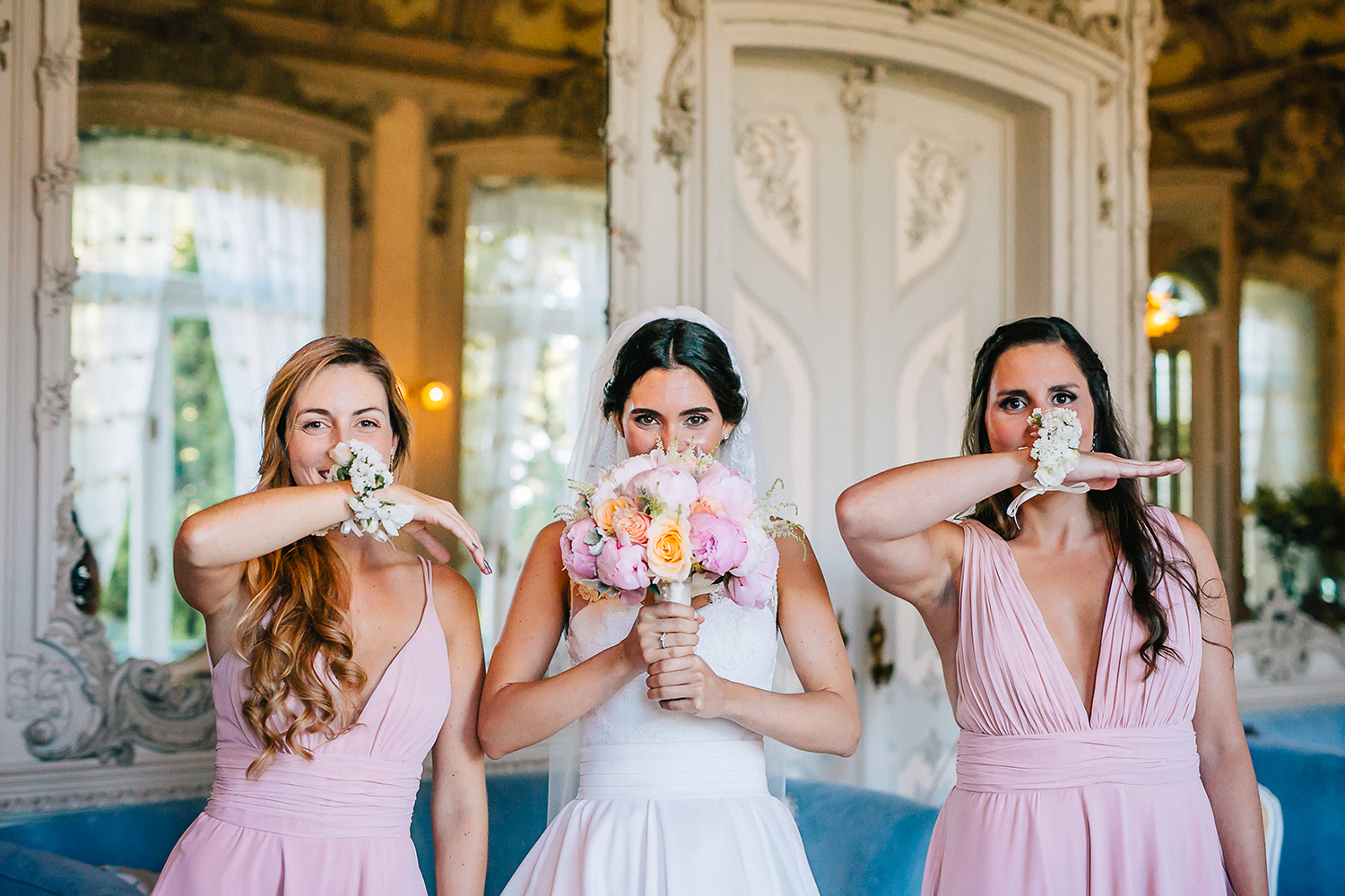 damas de honor com vestido cor-de-rosa e pulseira de flores iguais