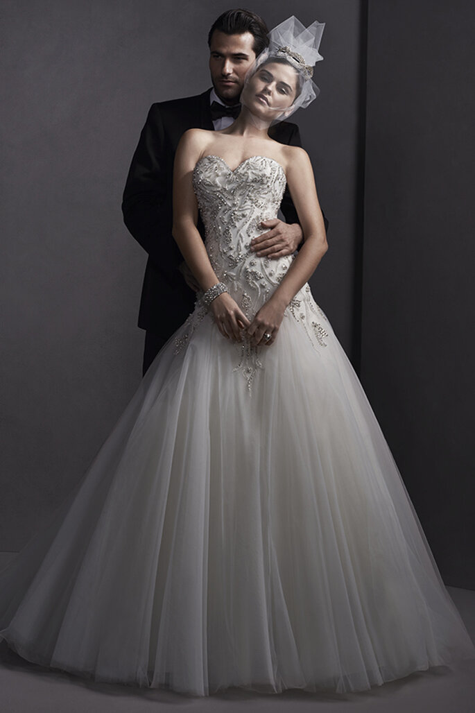 Vestido de noiva enfeitado com cristais de Swarovski, saia de tule e decote coração. Acabamento com coberta de botões de cristal sobre o zíper e o espartilho interior.
<a href="http://www.sotteroandmidgley.com/dress.aspx?style=5SW144" target="_blank">Sottero and Midgley Spring 2015</a>