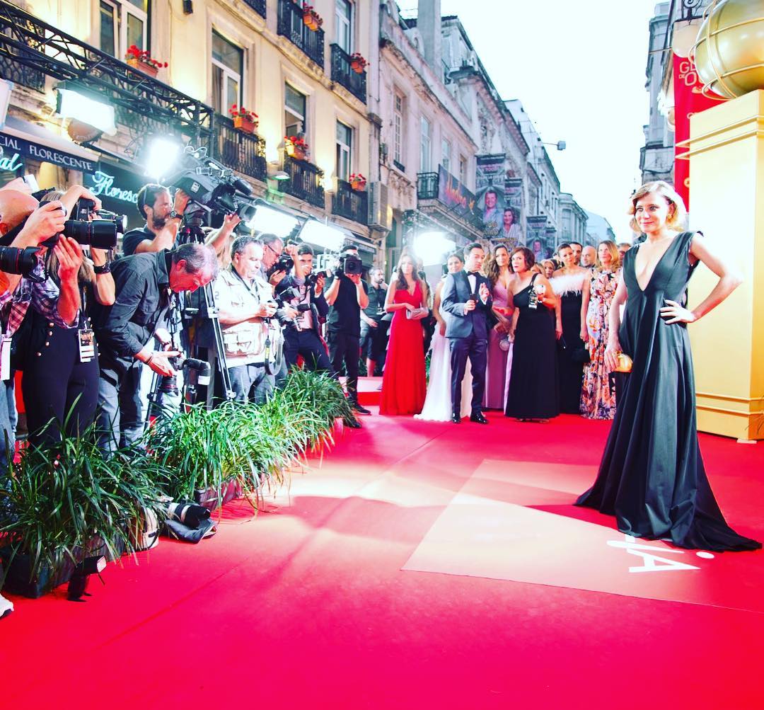 Vestido: NIZZA da Maison Flair por Janine Sena. Penteado: Griffehairstyle. Maquilhagem: Nana Benjamin. Foto via IG joanasolnadoficial