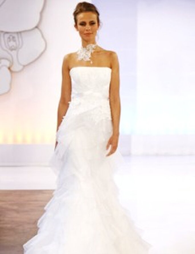 Cymbeline 2010 - vestido corte sereia, sem alças, bordado, saia de tule